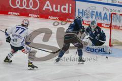 Penny DEL - Eishockey - Saison 2021/22 - ERC Ingolstadt - Schwenninger Wild Wings -  Karri Rämö Torwart (#31 ERCI) - Daniel Pfaffengut (#77 Schwenningen) - Foto: Jürgen Meyer