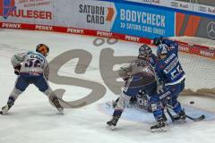 Penny DEL - Eishockey - Saison 2021/22 - ERC Ingolstadt - Eisbären Berlin -  Torchance durch Leonhard Pföderl (Nr.93 - Eisbären Berlin) - Danny Taylor Torwart (#70 ERCI) - David Warsofsky (#55 ERCI) - Foto: Jürgen Meyer