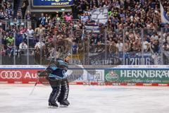 DEL; Playoffs; ERC Ingolstadt - DEG Düsseldorf; Sieg Jubel Freude Halbfinale erreicht, Fan Fankurve Banner Fahnen Spruchband Spieler bedanken sich bei den Fans, Torwart Kevin Reich (35 - ERC)