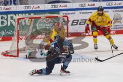 DEL; Playoffs; ERC Ingolstadt - DEG Düsseldorf; Torchance Justin Feser (71 - ERC) Torwart Henrik Haukeland (Nr.40 - DEG) blockt