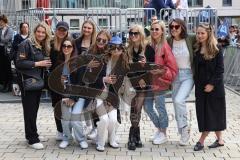 ERC Ingolstadt - Vizemeisterschaftsfeier am Rathausplatz - Saison 2022/2023 - Spielerfrauen - Foto: Meyer Jürgen