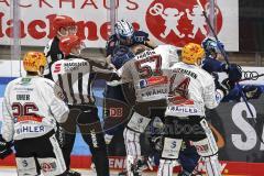 Im Bild: Colton Jobke (#7 ERCI) und Alex Friesen (Bremerhaven) im Zweikampf

