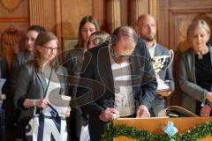 ERC Ingolstadt - Vizemeisterschaftsfeier am Rathausplatz - Saison 2022/2023 - Abteilungsleiter Jürgen Misslbeck beim eintragen ins goldene Buch - Foto: Meyer Jürgen