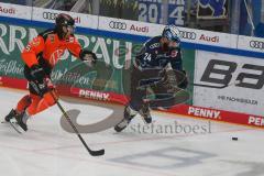 Penny DEL - Eishockey - Saison 2021/22 - ERC Ingolstadt - Grizzlys Wolfsburg - Brandon Defazio (#24 ERCI) - Björn Krupp (#5 Wolfsburg) -  Foto: Jürgen Meyer