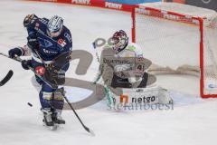 DEL - Eishockey - ERC Ingolstadt - Eisbären Berlin - Brandon DeFazio (24 - ERC) Torwart Tobias Ancicka (45 - Berlin)
