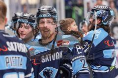 DEL; Playoffs; ERC Ingolstadt - DEG Düsseldorf; Sieg Jubel Freude Halbfinale Spieler bedanken sich bei den Fans Leon Hüttl (25 - ERC)