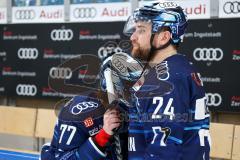 Penny DEL - Pre-Playoff - Spiel 2 - Eishockey - Saison 2021/22 - ERC Ingolstadt - Kölner Haie - Traurige Gesichter nach dem ausscheiden - Chris Bourque (#77 ERCI) weint an der Spielerbank und wird getröstet von Brandon Defazio (#24 ERCI) -  Foto: Jürgen M