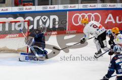 Penny DEL - Eishockey - Saison 2021/22 - ERC Ingolstadt - Fischtown Pinguins Bremerhaven - Kevin Reich Torwart (#35 ERCI) - Jan Urbas (Nr.9 - Fischtown Pinguins Bremerhaven) -  Foto: Jürgen Meyer