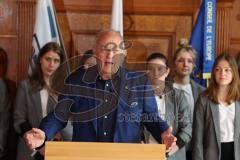 ERC Ingolstadt - Vizemeisterschaftsfeier am Rathausplatz - Saison 2022/2023 - President Peter Kössler - bei der Ehrung der Pokalsieger der Frauenmannschaft - Foto: Meyer Jürgen