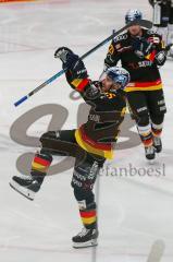 Penny DEL - Eishockey - Saison 2021/22 - ERC Ingolstadt - Fishtown Pinguin Bremerhaven - Der 3:1 Führungstreffer durch David Warsofsky (#55 ERCI) - Jubel -  Foto: Jürgen Meyer