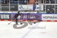 Im Bild: Niklas Hübner (#8 ERCI) räumt die Eisfläche auf ..

