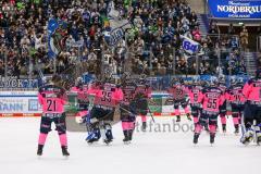 Penny DEL - Eishockey - Saison 2021/22 - ERC Ingolstadt - Nürnberg Ice Tigers - Die Spieler bedanken sich bei den Fans -  Foto: Jürgen Meyer