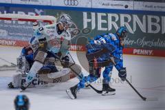 DEL; ERC Ingolstadt - Dresdner Eislöwen; Torchance verpasst Bouma Lance (17 DDE) Hüttl Leon (25 ERC) klärt. Torwart Brochu Brett (36 ERC)