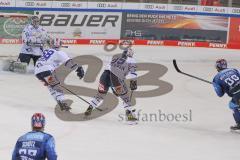 DEL - Eishockey - Saison 2020/21 - ERC Ingolstadt - Schwenninger Wild Wings - Tim Wohlgemuth (#33 ERCI) - Joakim Eriksson Torwart (#60 Schwenningen) - Foto: Jürgen Meyer