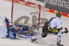 DEL - Eishockey - Saison 2020/21 - ERC Ingolstadt - Krefeld Pinguine - Lucas Lessio (#6 Krefeld) läut alleine auf das Tor zu - Michael Garteig Torwart (#34 ERCI) - Foto: Jürgen Meyer