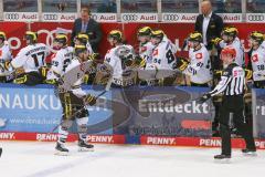 DEL - Eishockey - Saison 2020/21 - ERC Ingolstadt - Krefeld Pinguine - Der 2:2 Anschlusstreffer durch Lucas Lessio (#6 Krefeld) - #jubel - Abklatschen an der Spielerbank - - Foto: Jürgen Meyer