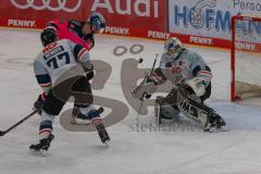 Penny DEL - Eishockey - Saison 2021/22 - ERC Ingolstadt - Nürnberg Ice Tigers - Samuel Soramies (#28 ERCI) - Niklas Treutle Torwart (#31 Nürnberg) - Tim Bender (#77 Nürnberg) -  Foto: Jürgen Meyer