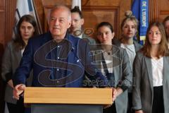 ERC Ingolstadt - Vizemeisterschaftsfeier am Rathausplatz - Saison 2022/2023 - President Peter Kössler - bei der Ehrung der Pokalsieger der Frauenmannschaft - Foto: Meyer Jürgen