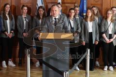 ERC Ingolstadt - Vizemeisterschaftsfeier am Rathausplatz - Saison 2022/2023 - OB Dr. Christian Scharpf - bei der Ehrung der Pokalsieger der Frauenmannschaft - Foto: Meyer Jürgen