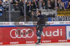 DEL; Playoffs; ERC Ingolstadt - DEG Düsseldorf; Sieg Jubel Freude Halbfinale erreicht, Fan Fankurve Banner Fahnen Spruchband Spieler bedanken sich bei den Fans, Tye Ronning (26 ERC)
