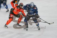 Penny DEL - Eishockey - Saison 2021/22 - ERC Ingolstadt - Grizzlys Wolfsburg - Julian Melchiori (#44 Wolfsburg) - Frederik Storm (#9 ERCI) -  Foto: Jürgen Meyer