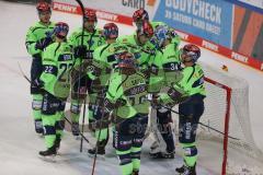 DEL - Eishockey - Saison 2020/21 - ERC Ingolstadt - Nürnberg Ice Tigers - Die Mannschaft gratuliert Michael Garteig Torwart (#34 ERCI) zum Shut Out - Foto: Jürgen Meyer