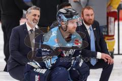 DEL; Playoffs; ERC Ingolstadt - DEG Düsseldorf; Sieg Jubel Freude Halbfinale Spieler bedanken sich bei den Fans Chef-Trainer Mark French (ERC)