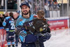 DEL; Playoffs; ERC Ingolstadt - DEG Düsseldorf; Sieg Jubel Freude Halbfinale erreicht, Fan Fankurve Banner Fahnen Spruchband Spieler bedanken sich bei den Fans, Mirko Höfflin (10 - ERC) mit Kind