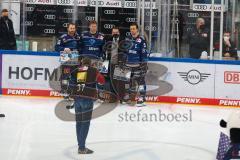 Penny DEL - Eishockey - Saison 2021/22 - ERC Ingolstadt - Fischtown Pinguins Bremerhaven - Fotoübergabe an die Olypiateilnehmer von Larry Mitchell (Sportdirektor ERCI) -  Daniel Pietta (#86 ERCI) - Fabio Wagner (#5 ERCI) - David Warsofsky (#55 ERCI) - Fot