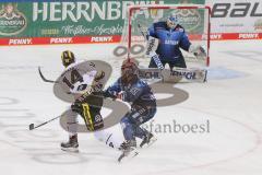 DEL - Eishockey - Saison 2020/21 - ERC Ingolstadt - Krefeld Pinguine - Filips Buncis (#14 Krefeld) - Michael Garteig Torwart (#34 ERCI) - Ben Marshall (#45 ERCI) - Foto: Jürgen Meyer