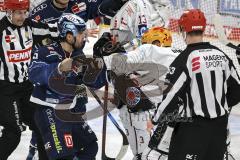 Im Bild: Fabio Wagner (#5 ERCI) im Zweikampf mit Jan Urbas (Bremerhaven) da dieser Niklas Hübner (#8 ERCI) einen Kniecheck verpasst hat -

