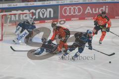 Penny DEL - Eishockey - Saison 2021/22 - ERC Ingolstadt - Grizzlys Wolfsburg -  Karri Rämö Torwart (#31 ERCI) - Fabio Wagner (#5 ERCI) - Garrett Festerling (#4 Wolfsburg) - Ben Marshall (#45 ERCI) - Foto: Jürgen Meyer