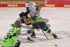 DEL - Eishockey - Saison 2020/21 - ERC Ingolstadt - Eisbären Berlin - Parker Tuomie (#10 Berlin) - Simon Schütz (#97 ERCI) - Foto: Jürgen Meyer