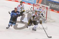 DEL - Eishockey - Saison 2020/21 - ERC Ingolstadt - Krefeld Pinguine - Frederik Storm (#9 ERCI) - Martin Karsums (15 Krefeld) - Foto: Jürgen Meyer