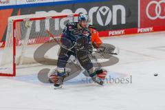 Penny DEL - Eishockey - Saison 2021/22 - ERC Ingolstadt - Grizzlys Wolfsburg - Justin Feser (#71 ERCI) - Dustin Strahlmeier Torwart (#1 Wolfsburg) -  Foto: Jürgen Meyer