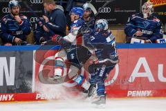 Penny DEL - Eishockey - Saison 2021/22 - ERC Ingolstadt - Adler Mannheim - Chris Bourque (#77 ERCI) checkt Joonas Lehtivuori (#6 Mannheim) an die Spielerbank -  Foto: Meyer Jürgen