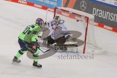 DEL - Eishockey - Saison 2020/21 - ERC Ingolstadt - Nürnberg Ice Tigers - Emil Quaas (#20 ERCI) - Ilya Sharipov Torwart (43 Nürnberg) - Foto: Jürgen Meyer