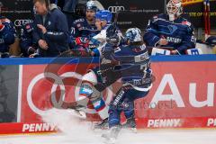 Penny DEL - Eishockey - Saison 2021/22 - ERC Ingolstadt - Adler Mannheim - Chris Bourque (#77 ERCI) checkt Joonas Lehtivuori (#6 Mannheim) an die Spielerbank -  Foto: Meyer Jürgen