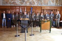 ERC Ingolstadt - Vizemeisterschaftsfeier am Rathausplatz - Saison 2022/2023 - OB Dr. Christian Scharpf - bei der Ehrung der Pokalsieger der Frauenmannschaft - Foto: Meyer Jürgen