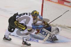 DEL - Eishockey - Saison 2020/21 - ERC Ingolstadt - Krefeld Pinguine - Lucas Lessio (#6 Krefeld) läut alleine auf das Tor zu - Michael Garteig Torwart (#34 ERCI) - Foto: Jürgen Meyer