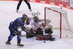 DEL - ERC Ingolstadt - Kölner Haie - Daniel Pietta (86 ERC) bei Torwart Justin Pogge (Nr.49 - Kölner Haie)