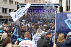 ERC Ingolstadt - Vizemeisterschaftsfeier am Rathausplatz - Saison 2022/2023 - Fans am Rathausplatz - Banner - Choreo - Die Mannschaft auf der Bühne - - Foto: Meyer Jürgen