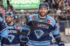 DEL; Playoffs; ERC Ingolstadt - DEG Düsseldorf; Sieg Jubel Freude Halbfinale Spieler bedanken sich bei den Fans Frederik Storm (9 - ERC)