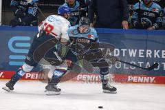 DEL; Playoffs; ERC Ingolstadt - Adler Mannheim; Halbfinale; Charles Bertrand (33 ERC) Tyler Gaudet (Nr.58 - Adler)