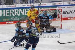 DEL; Playoffs; ERC Ingolstadt - DEG Düsseldorf; Torwart Kevin Reich (35 - ERC) eingewechselt blockt Puck von Stephen MacAulay (Nr.81 - DEG) Colton Jobke (7 - ERC) Daniel Pietta (86 - ERC)