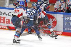 Penny DEL - Eishockey - Saison 2021/22 - ERC Ingolstadt - Adler Mannheim -  Florian Elias (#77 Mannheim) - Samuel Soramies (#28 ERCI) - Louis Brune (#50 ERCI) - Check an der Bande - Foto: Meyer Jürgen