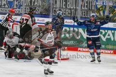 Penny DEL - Eishockey - Saison 2021/22 - ERC Ingolstadt - Kölner Haie - Der 2:3 Anschlusstreffer durch Louis-Marc Aubry (#11 ERCI) - Justin Pogge Torwart (#49 Köln) - Frederik Storm (#9 ERCI) - Andreas Thuresson (#36 Köln) -  jubel - Foto: Stefan Bösl