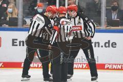 Im Bild: Die Referees der Partie

