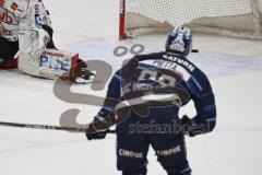 Im Bild: Der Puck rutscht in Richtung Tor

