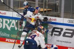 Penny DEL - Eishockey - Saison 2021/22 - ERC Ingolstadt - EHC Red Bull München -  Mirko Höflin (#10 ERCI) - Justin Schütz (#18 München) - Foto: Jürgen Meyer